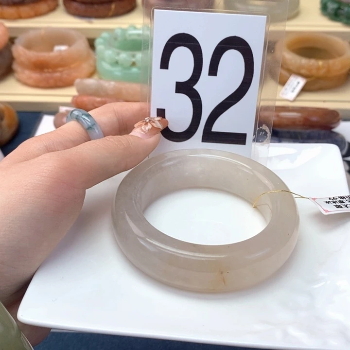 石英岩玉未镶嵌手镯