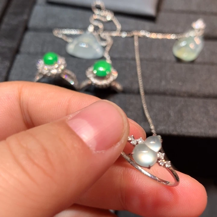 【闪购商品】18K金镶嵌戒指翡翠翡翠