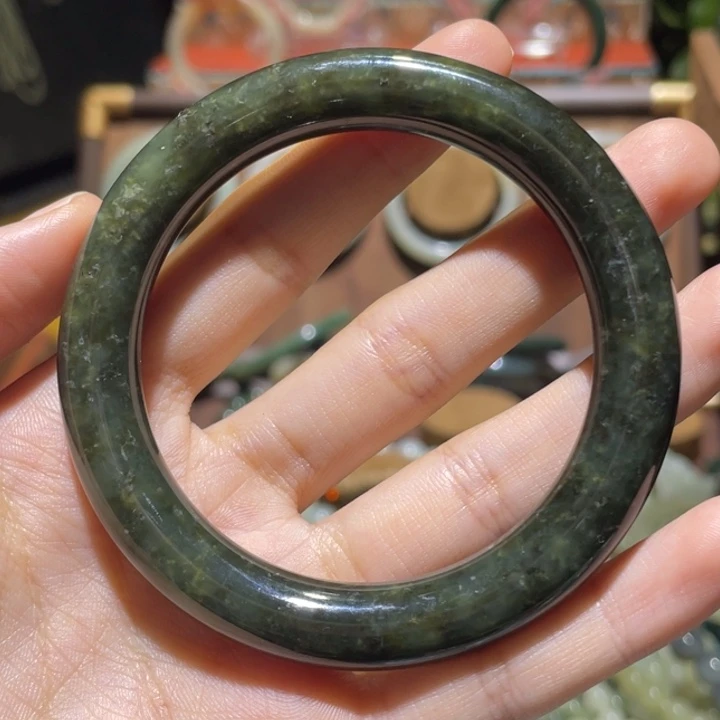 扶***上和田玉未镶嵌手镯