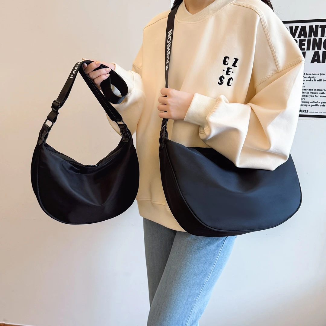 铆钉加固防水单肩斜挎包通勤时尚运动健身简约百搭休闲包饺子包