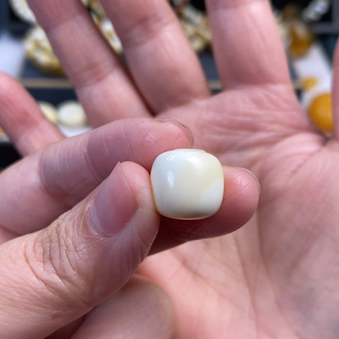 蜜蜡未镶嵌裸石瓷白老型单珠12.3