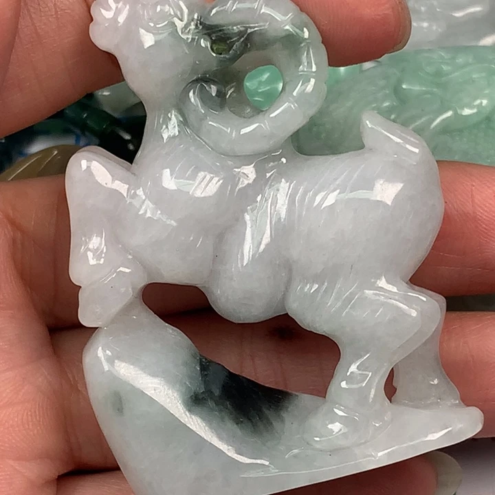 翡翠未镶嵌颈饰牛*