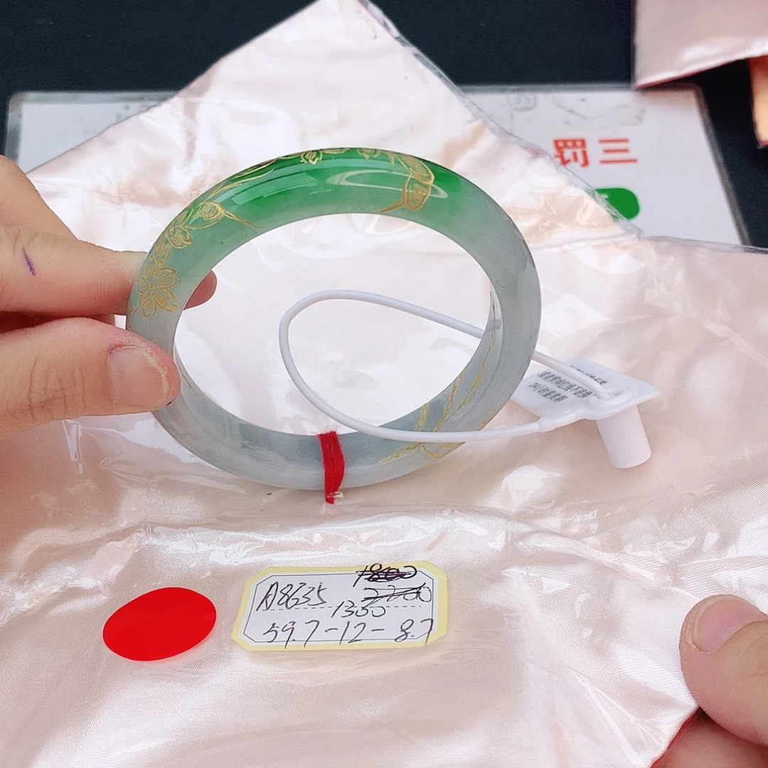 翡翠手镯未镶嵌翡翠