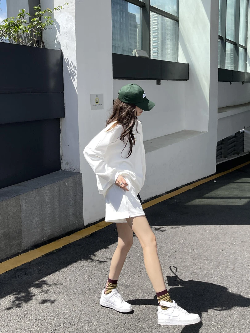 【光栀】初秋季白色圆领T恤上衣气质显瘦搭白色高腰短裤休闲风套装