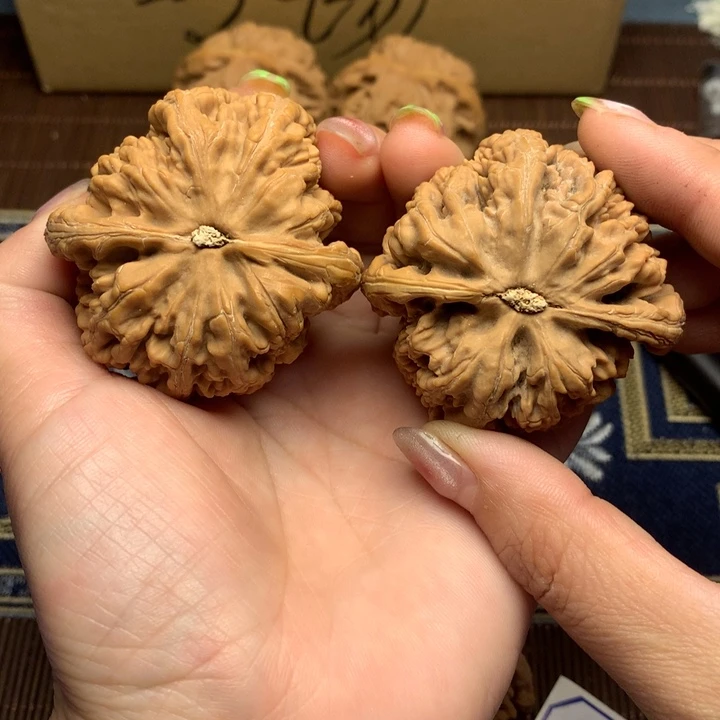 吊坠文玩核桃帅***。粗筋
