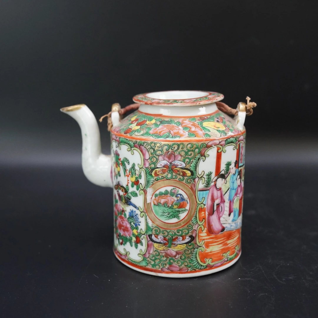 Lot.25070307清同治广彩开窗人物花鸟纹提梁壶 直径：约12.7cm