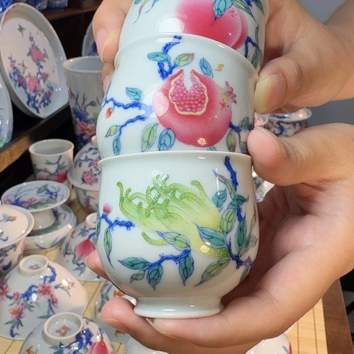 朱***院斗彩三多桃子石榴佛手小客杯