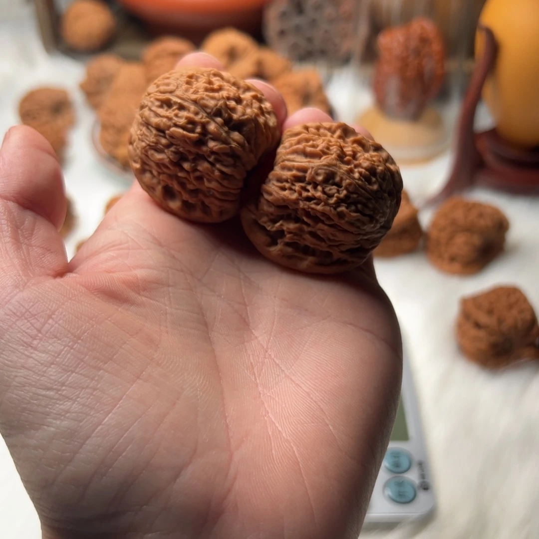 邢***运文玩核桃吊坠拉丝，凹底南将石