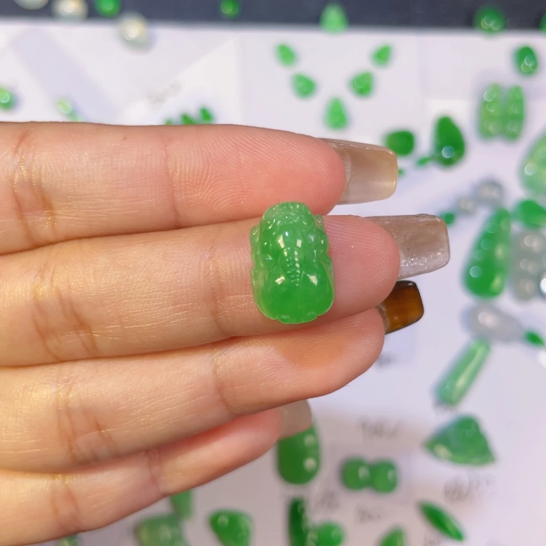 翡翠未镶嵌颈饰裸石