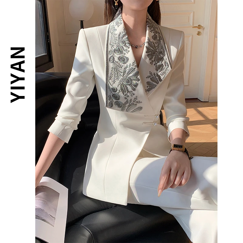 2025春秋季新款新中式国风套装女精致刺绣高定盘扣西装白色喇叭裤