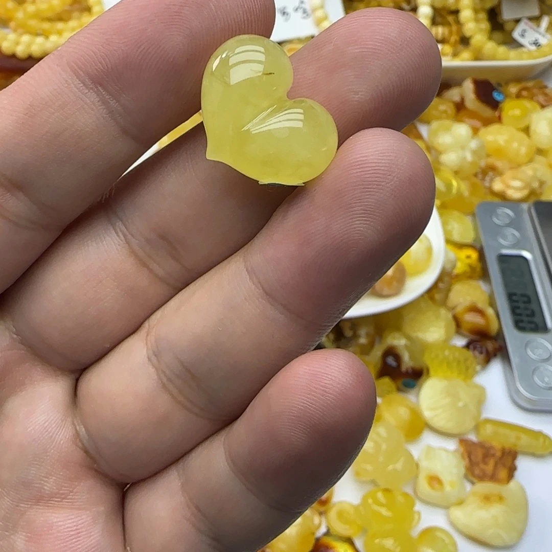 琥珀未镶嵌裸石1.94克有瑕01