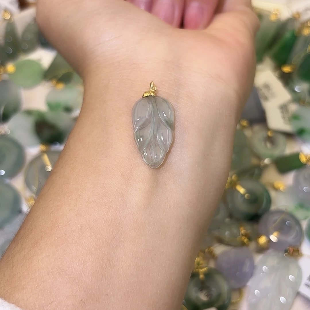 翡翠18K金镶嵌颈饰叶子