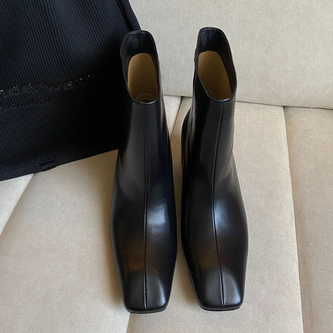 【AiAi】 真皮厚底方头中线气质时装靴（9021E-0606）