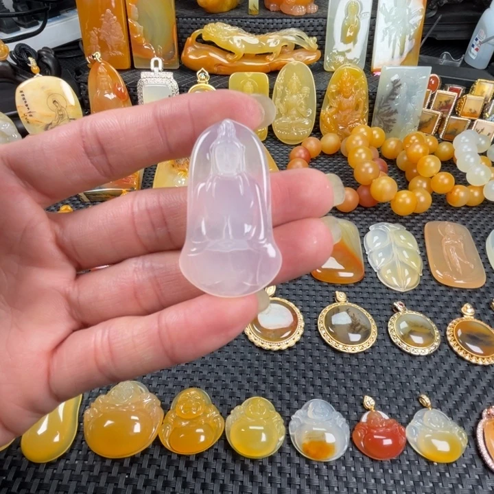 飞***鱼石英质玉（黄龙玉）未镶嵌颈饰