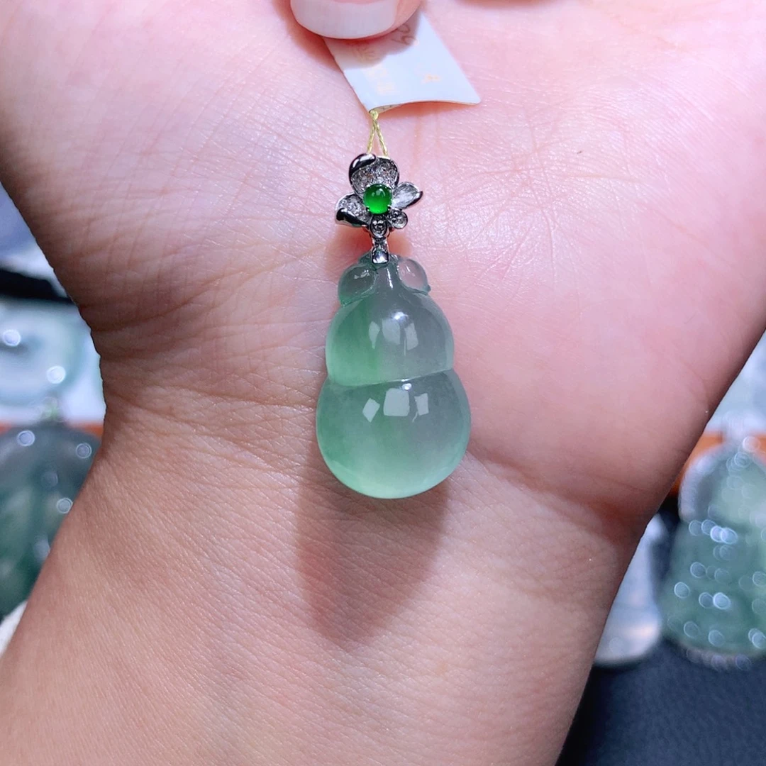 颈饰18K金镶嵌翡翠葫芦