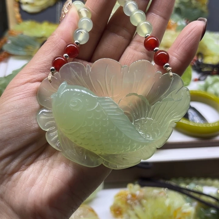 蛇纹石玉未镶嵌颈饰