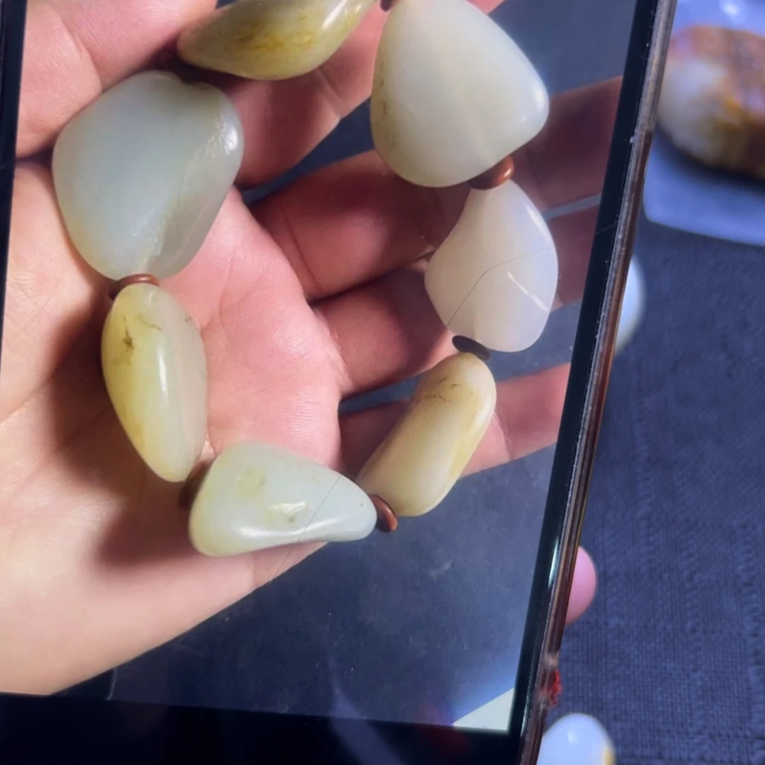 辛***巴和田玉未镶嵌颈饰