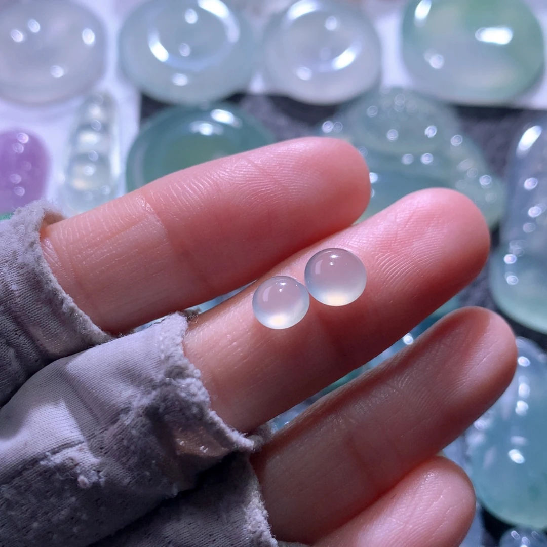 翡翠未镶嵌颈饰一对