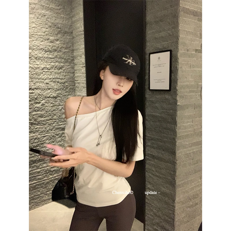何晨曦 简约斜肩t恤女夏性感露锁骨宽松显瘦不对称套头上衣T0905T