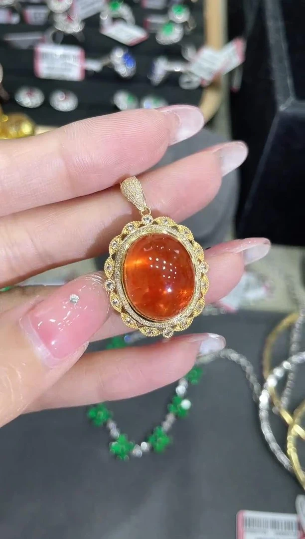 18K金镶嵌芬达石吊坠