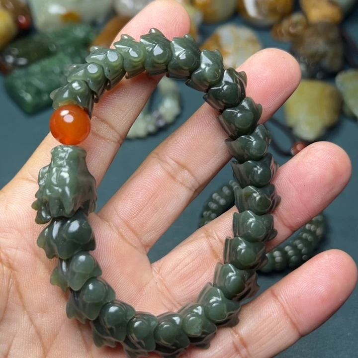 和田玉未镶嵌把件