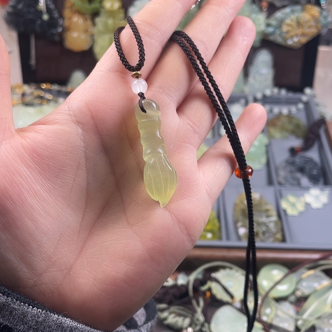 蛇纹石玉未镶嵌颈饰