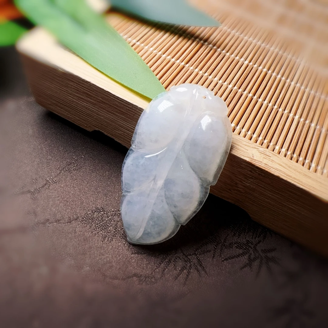 天然翡翠叶子吊坠时尚精美