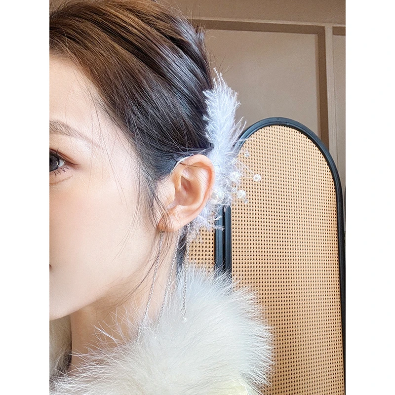 合金耳饰 法式极简风仙女秋冬气质配饰白色古风毛球耳饰