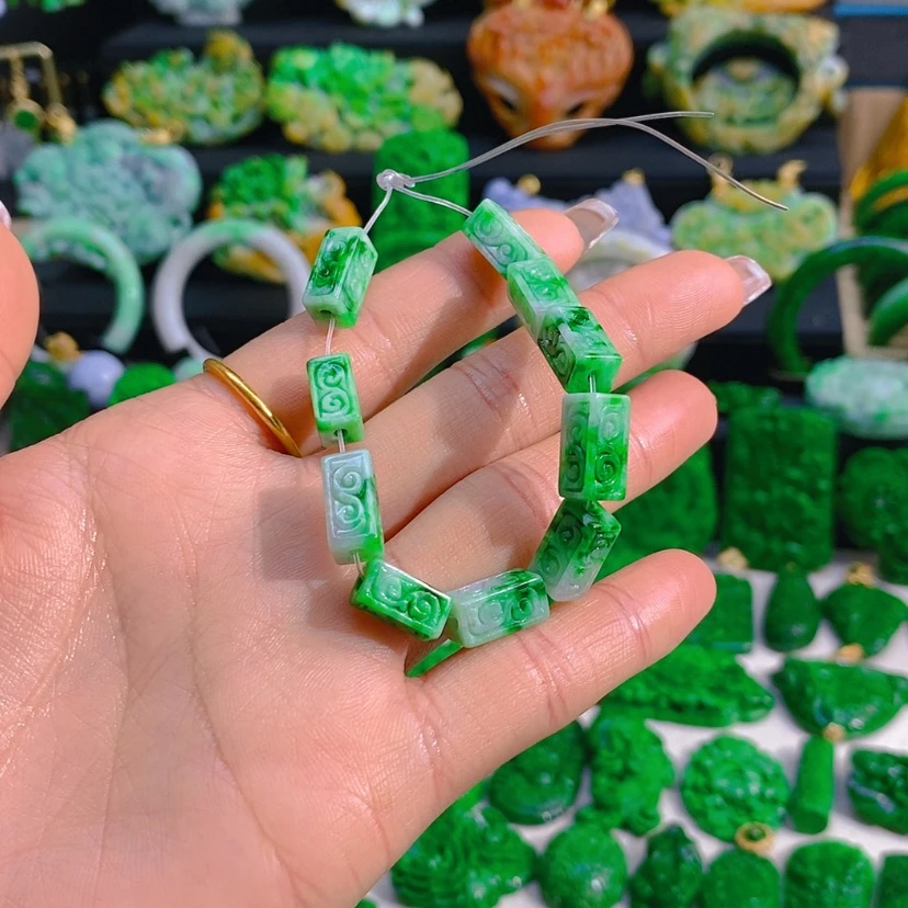 【闪购商品】翡翠颈饰未镶嵌白底青方糖手串