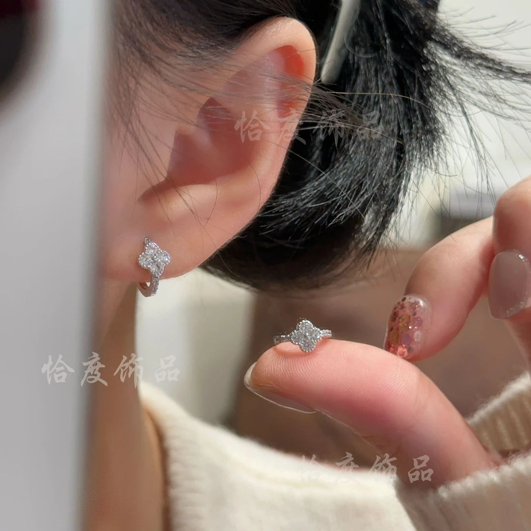 铜合金合成锆石耳饰 【恰度】微镶锆石四叶花朵耳扣气质轻奢