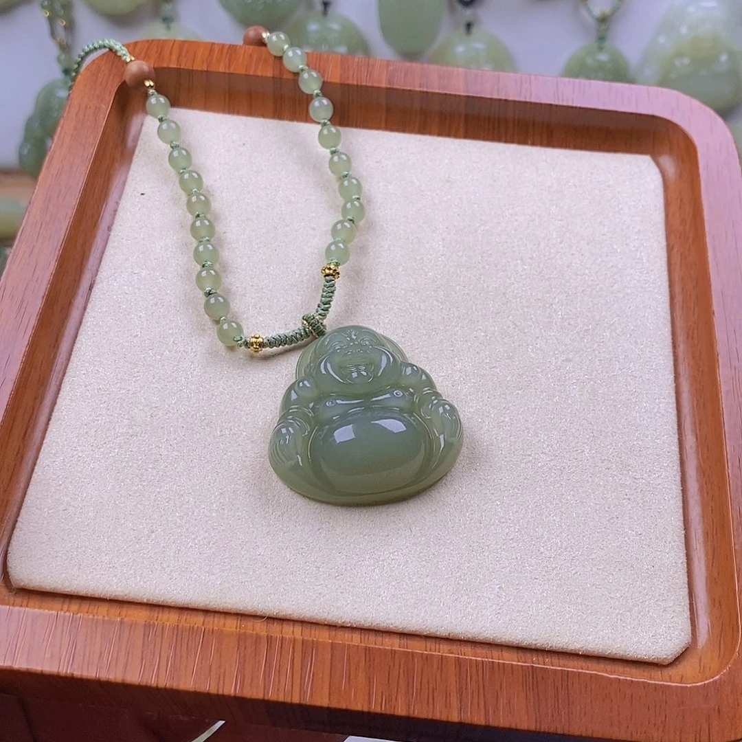 a***.和田玉未镶嵌颈饰