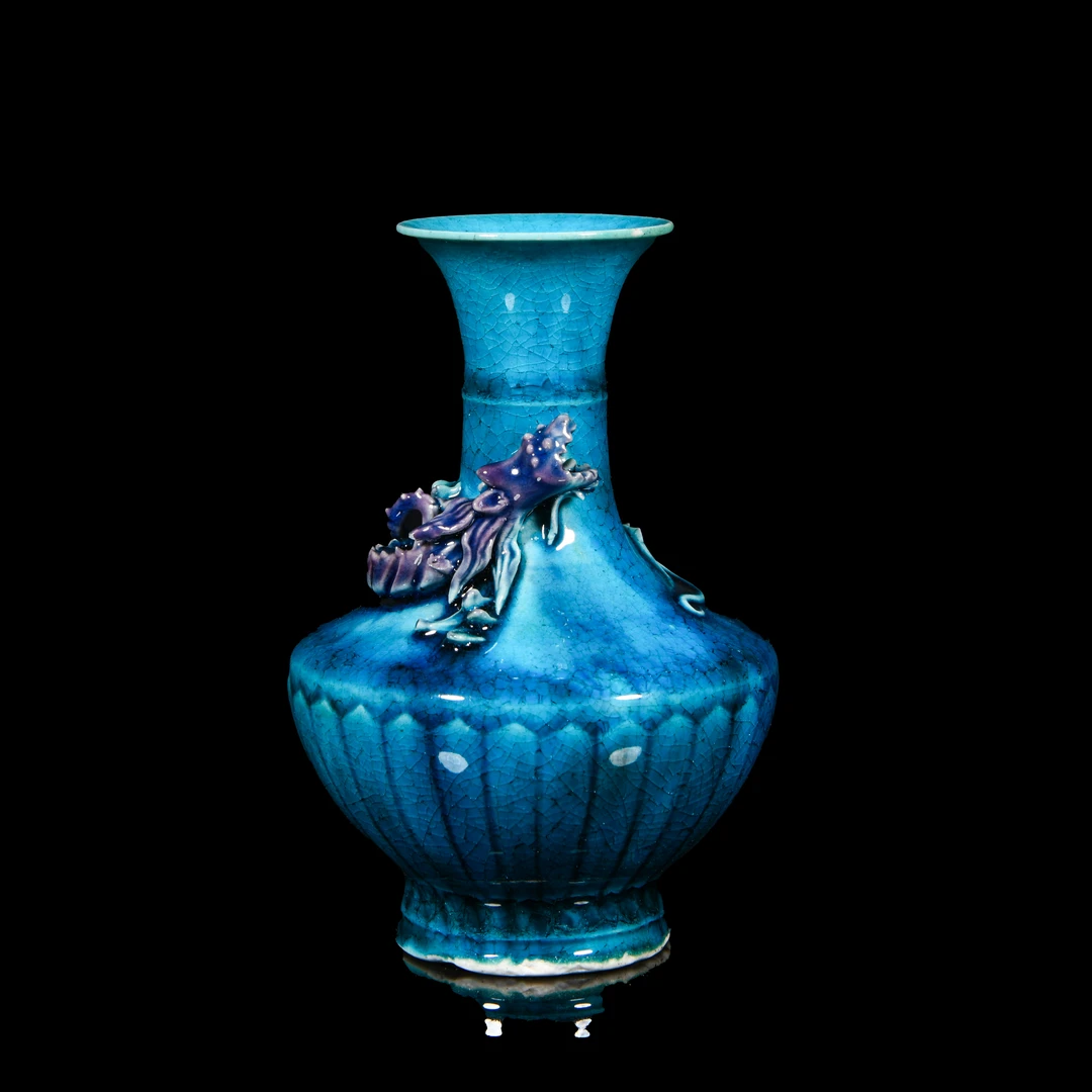 140.19世纪 孔雀蓝釉贴塑螭龙纹菊瓣瓶