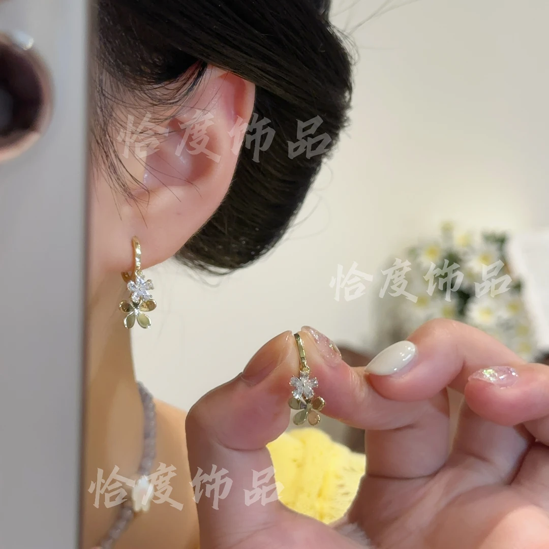 【恰度】时尚微镶锆石小花朵灵动耳扣