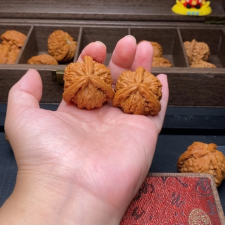 ม***ร把件文玩核桃白奔