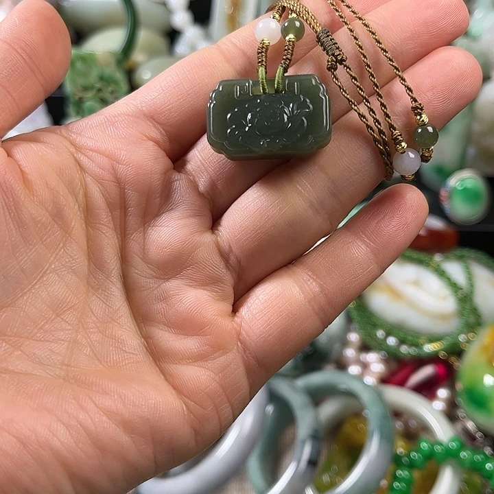 翡翠未镶嵌颈饰翡翠未镶嵌颈饰