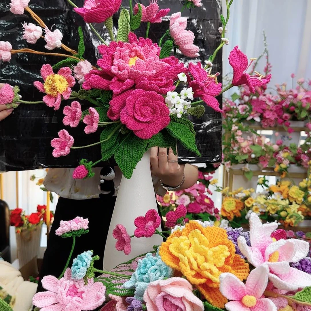 手工钩织牡丹花束