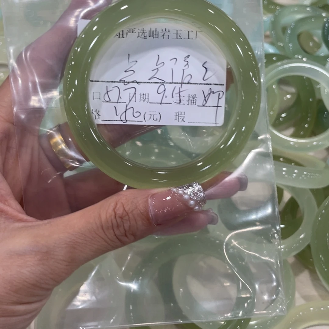 未镶嵌蛇纹石玉手镯点**滴