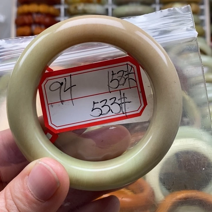 蛇纹石玉颈饰未镶嵌小**?