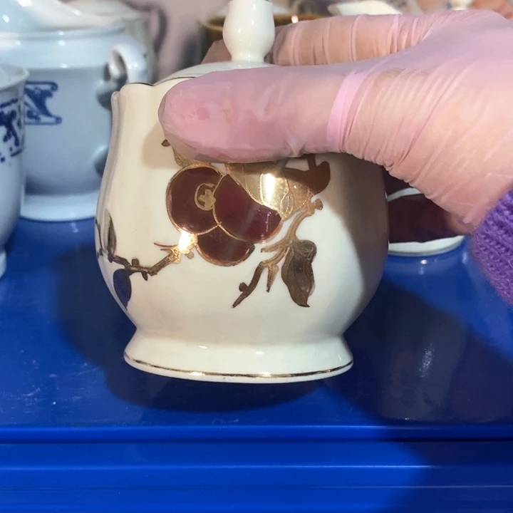 瓷片春蕾象牙瓷红果雕金糖罐