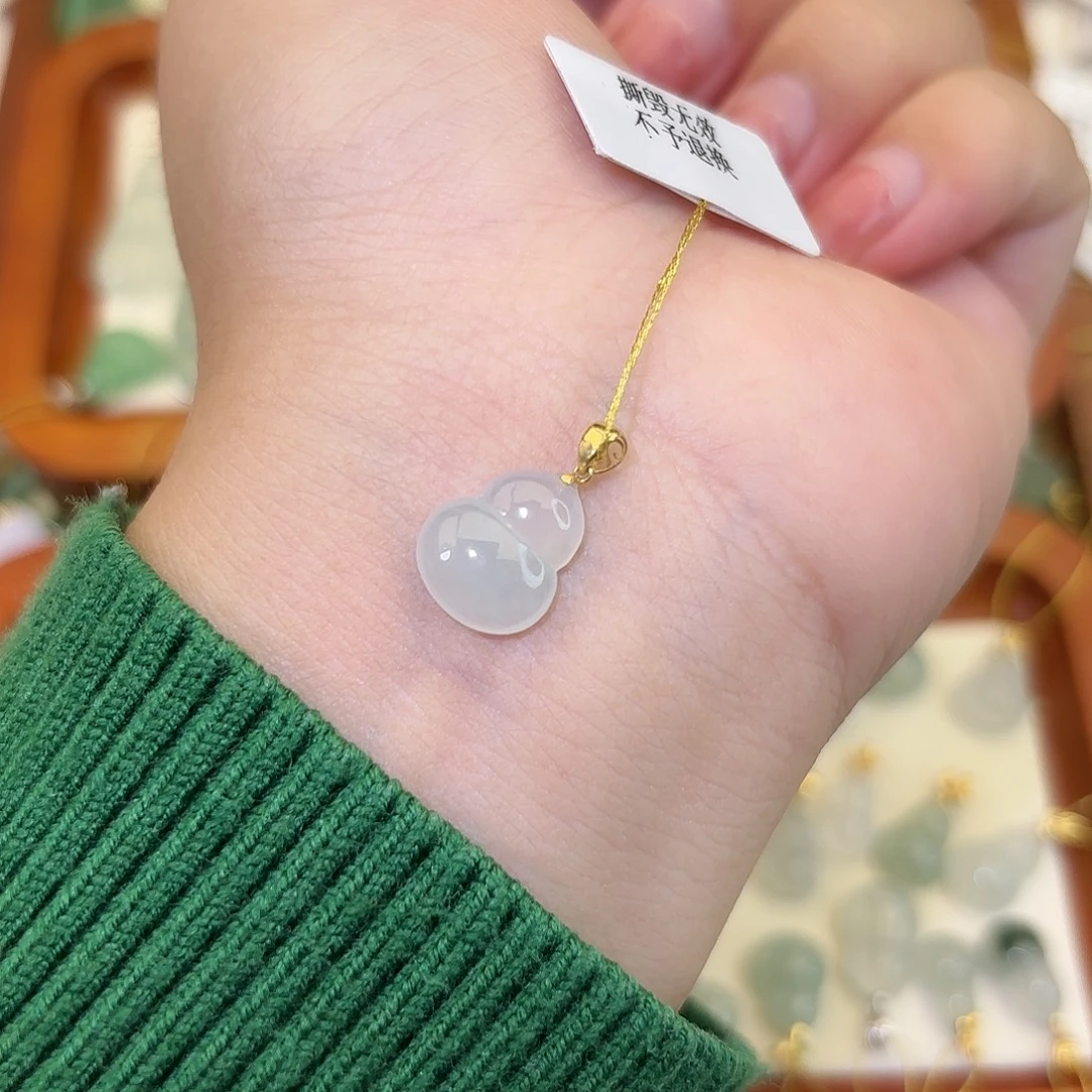 翡翠18K金镶嵌颈饰葫芦