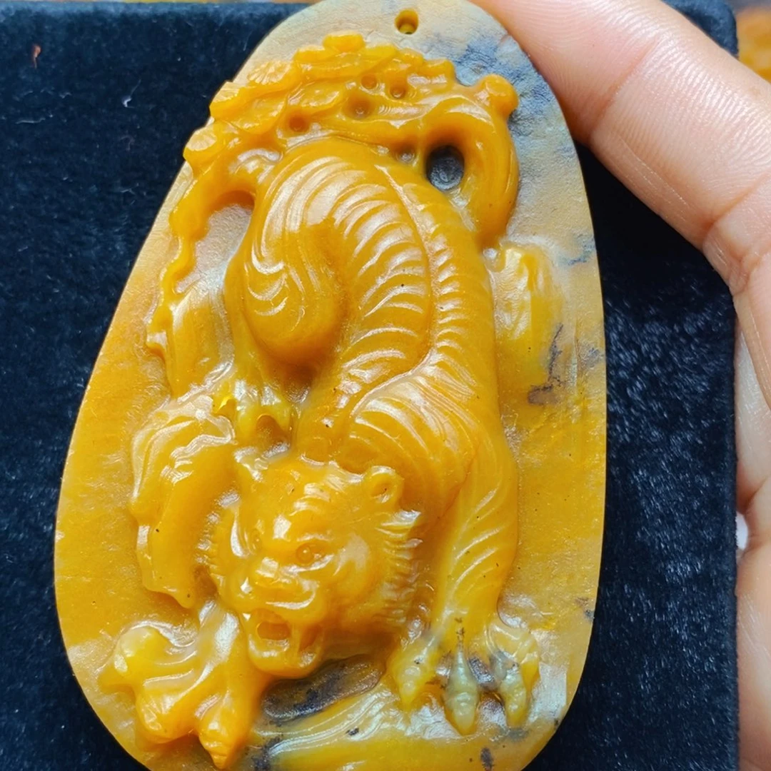 未镶嵌石英质玉（黄龙玉）颈饰