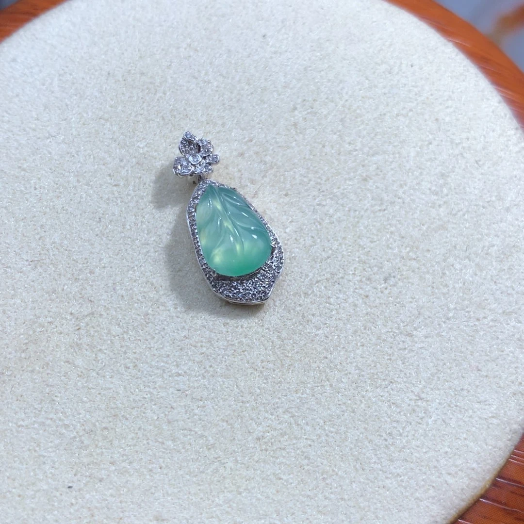 翡翠18K金镶嵌项链冰绿叶子