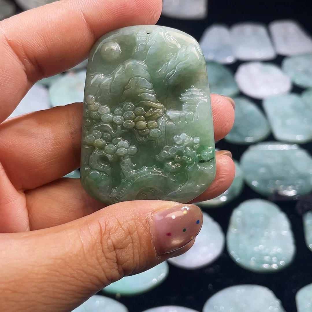 翡翠未镶嵌颈饰山水