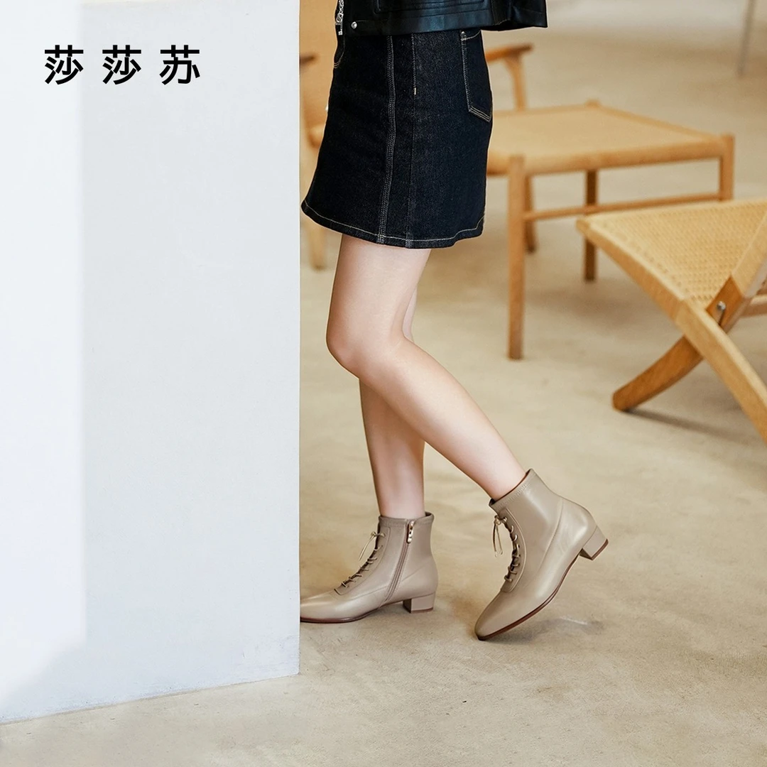 莎莎苏2025年冬季新款琥珀风复古尖头绑带短筒时装靴女ZA65718-10