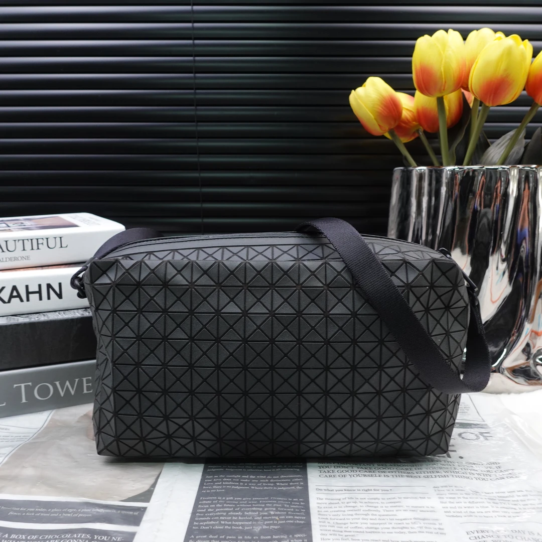 95新 Issey Miyake/三宅一生 单肩包/T20329203