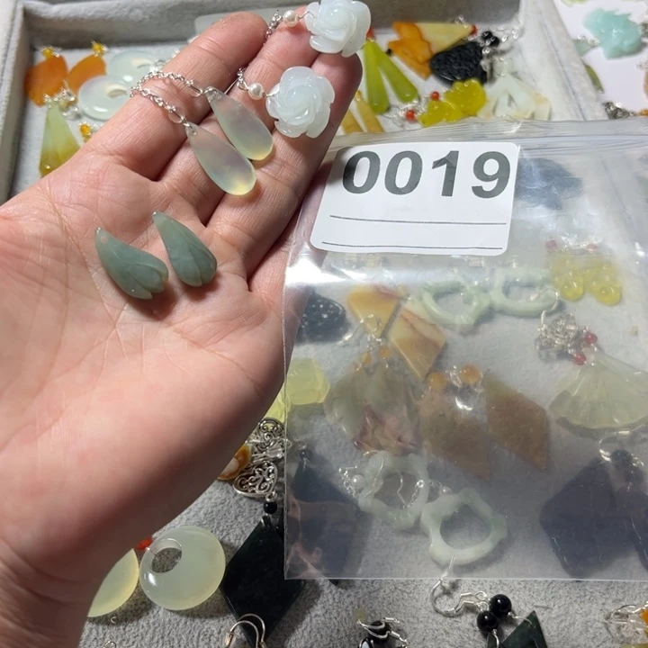 用***辰蛇纹石玉合金耳饰