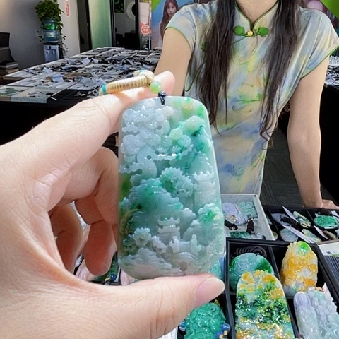 翡翠未镶嵌颈饰一个