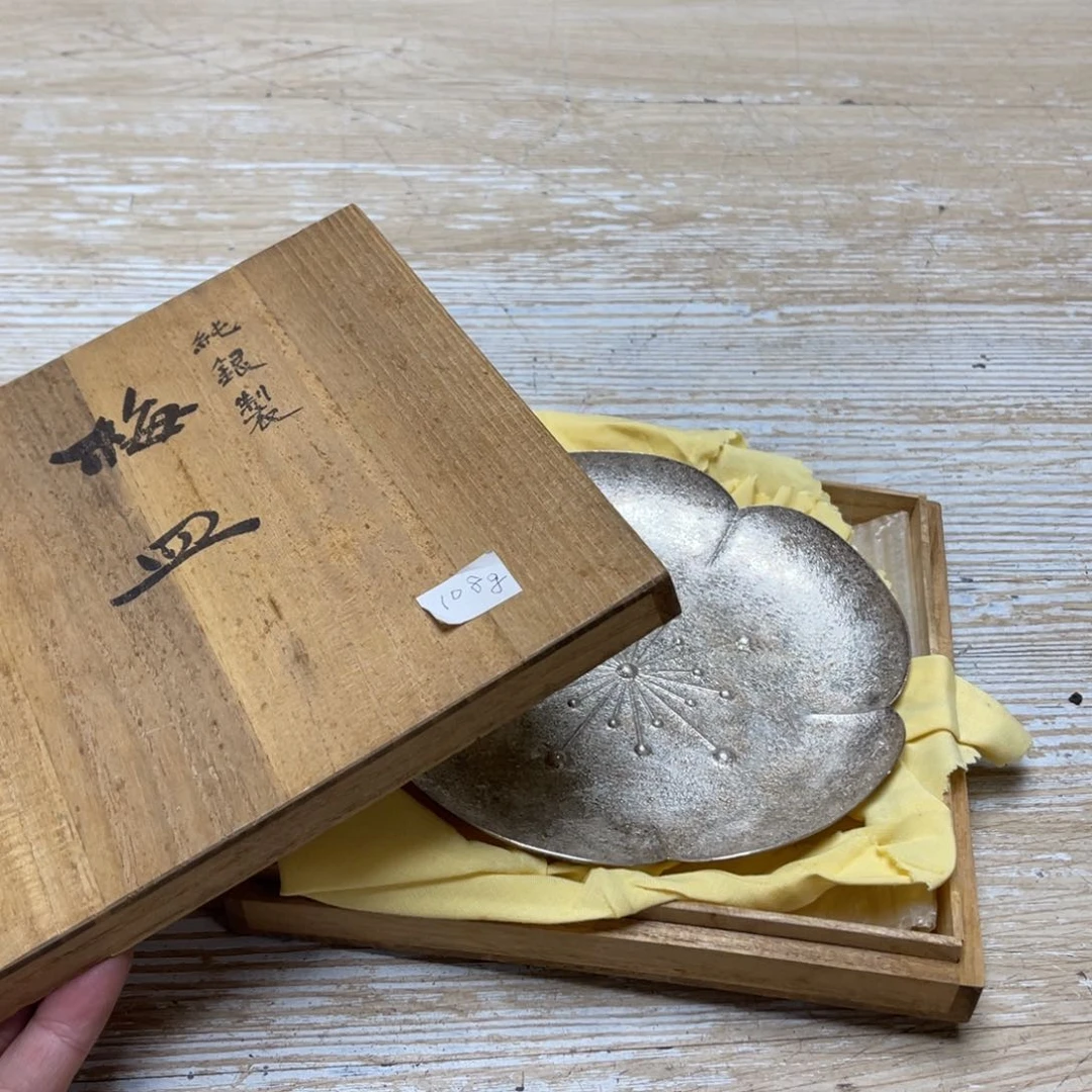 瓷片K****D密密麻麻地排列着一个