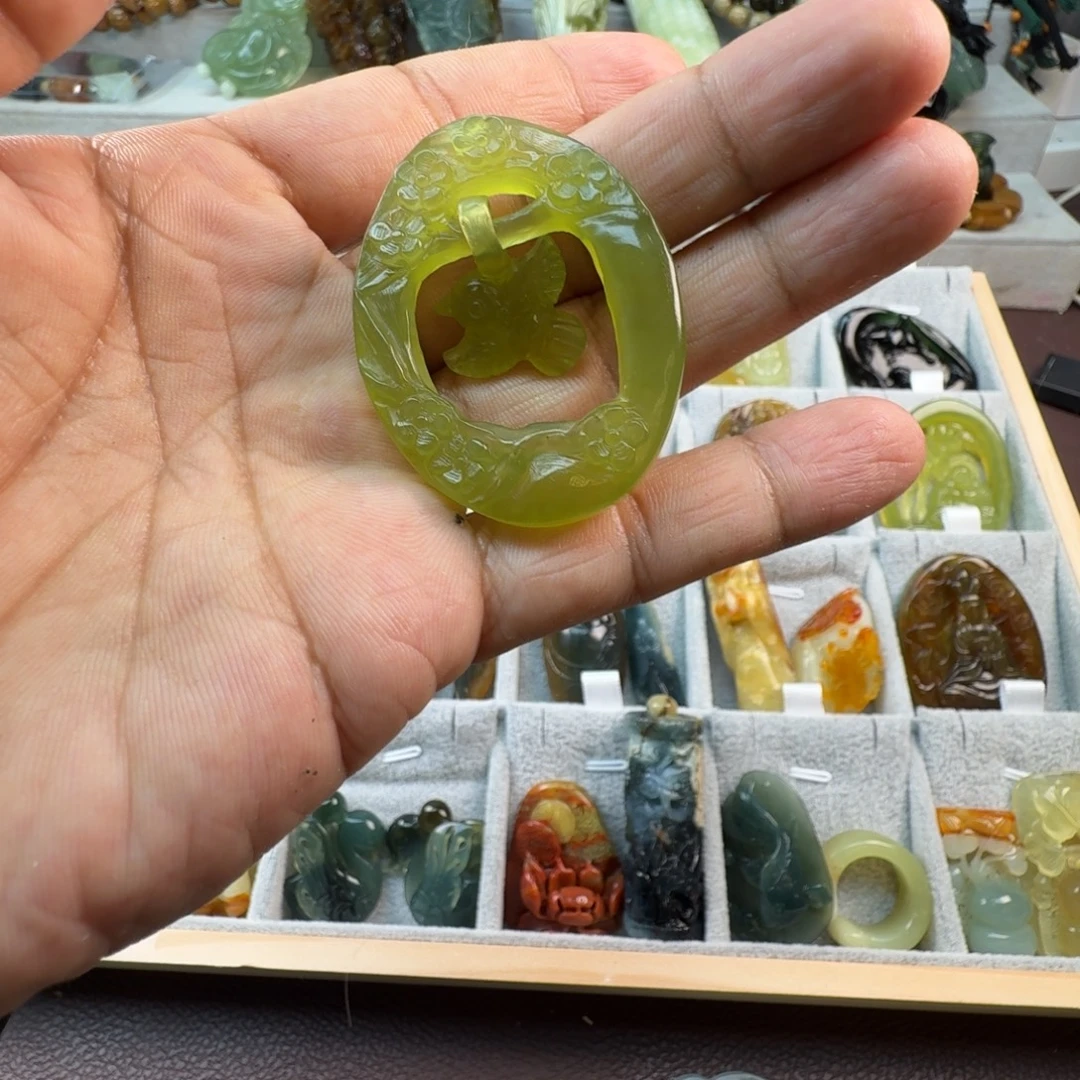 蛇纹石玉未镶嵌颈饰