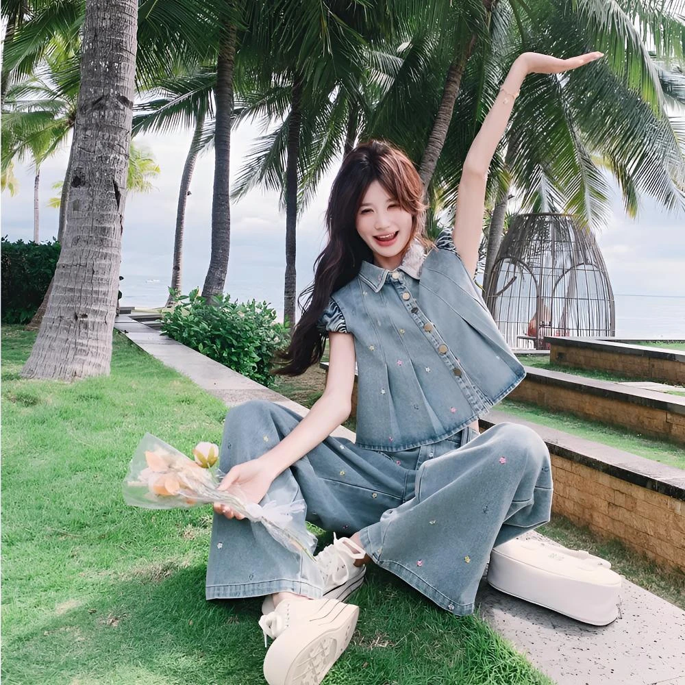 夏季新款蓝色牛仔套装女款韩版压褶刺绣花朵短袖上衣阔腿裤两件套